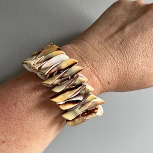 Dramatic Earthy Shell Stretch Bracelet